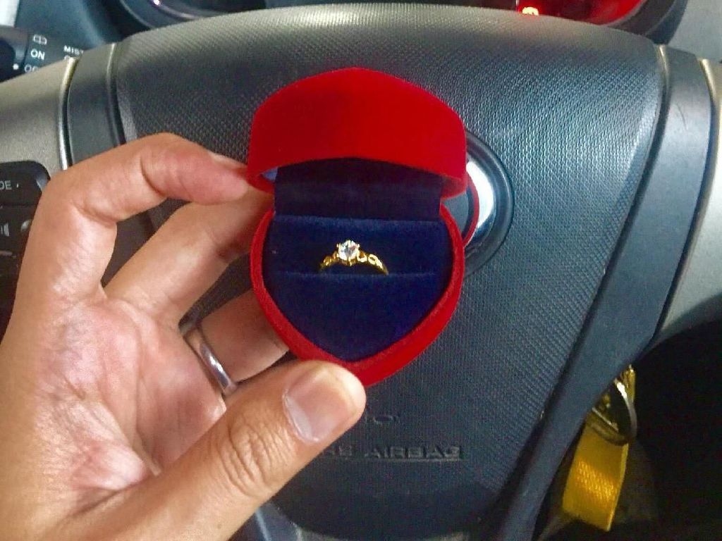 Batal Tunangan, Pria Ini Bagikan Cincinnya Secara Cuma-Cuma Batal Tunangan, Pria Ini Bagikan Cincinnya Secara Cuma-Cuma