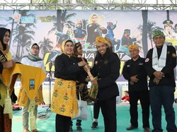 Yayan Ruhian dan Bupati Serang Silat Bareng di Pantai Anyer