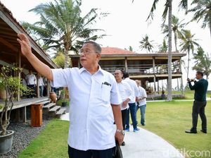 Cari Suasana Baru, Menko Darmin Gelar Rapat di Pinggir Pantai Banyuwangi Cari Suasana Baru, Menko Darmin Gelar Rapat di Pinggir Pantai Banyuwangi
