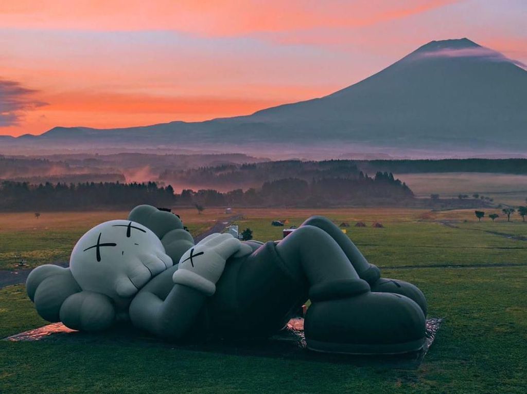 Asoy... Patung Raksasa Kaws Rebahan di Depan Gunung Fuji Asoy... Patung Raksasa Kaws Rebahan di Depan Gunung Fuji