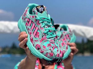 Pembeli Rusuh, Penjualan Sneakers Adidas Rp 14 Ribu Dihentikan Polisi