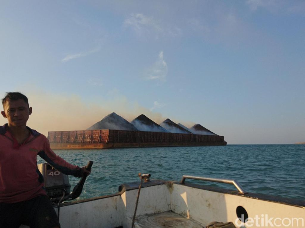 Batu Bara di Kapal Tongkang Terbakar, Nelayan Merak Khawatir Batu Bara di Kapal Tongkang Terbakar, Nelayan Merak Khawatir