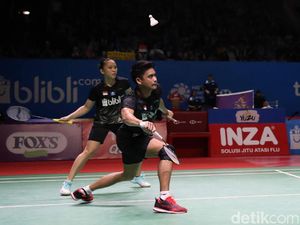 Lirikan Berjuta Makna dari Tontowi kepada Liliyana di Istora