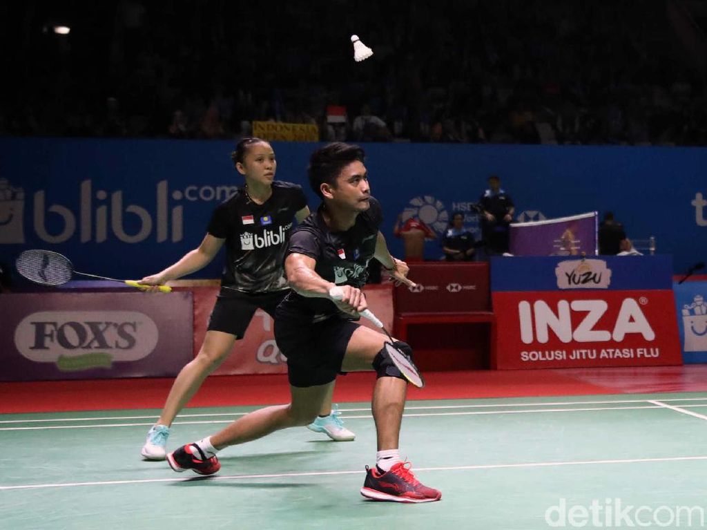 Lirikan Berjuta Makna dari Tontowi kepada Liliyana di Istora Lirikan Berjuta Makna dari Tontowi kepada Liliyana di Istora