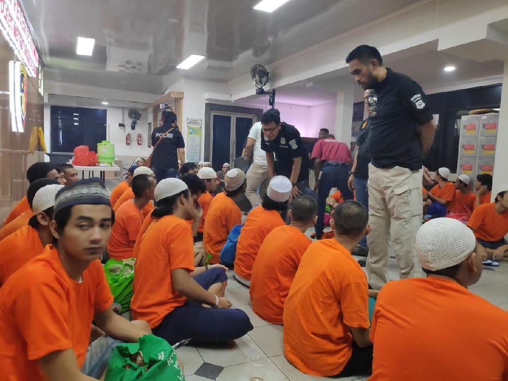 Kompak Pakai Peci, 75 Perusuh 22 Mei di Jakbar Diserahkan ke Jaksa Kompak Pakai Peci, 75 Perusuh 22 Mei di Jakbar Diserahkan ke Jaksa