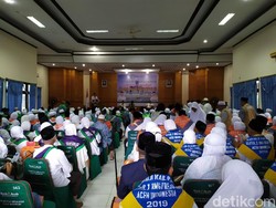 393 Calhaj Kloter 1 Embarkasi Aceh Masuk Asrama Haji