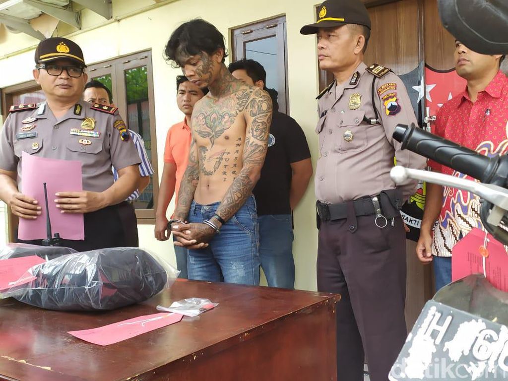 Pria Bertato Ditangkap Polisi Semarang Karena Curi Uang Guru SD Pria Bertato Ditangkap Polisi Semarang Karena Curi Uang Guru SD