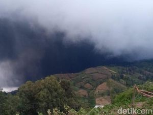 Sehari Setelah Yadnya Kasada, Gunung Bromo Semburkan Abu Vulkanik Sehari Setelah Yadnya Kasada, Gunung Bromo Semburkan Abu Vulkanik