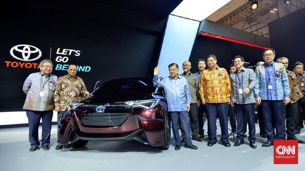 Wakil Presiden RI Jusuf Kalla mengunjungi stan Toyota di GIIAS 2019, ICE BSD, Tangerang, Kamis (18/7).
