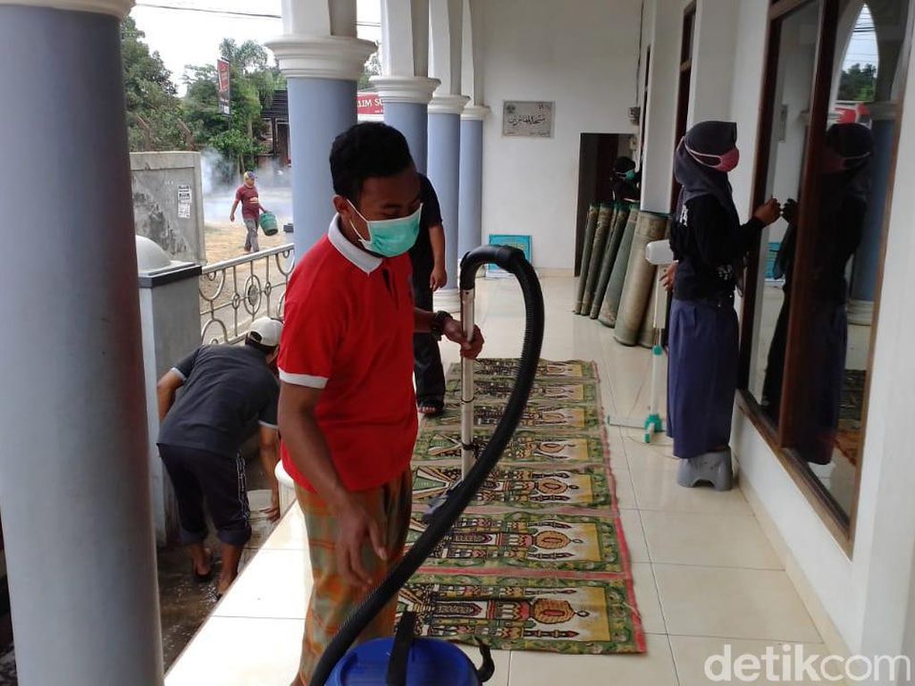 Mengenal Komunitas Bebersih Masjid di Jepara, Swadaya dan Cuma-cuma Mengenal Komunitas Bebersih Masjid di Jepara, Swadaya dan Cuma-cuma