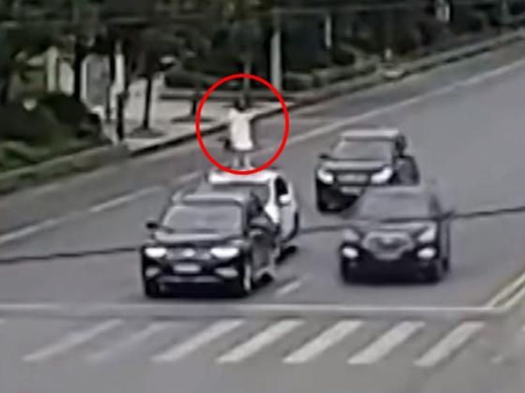 Aksi Viral Istri Nekat Naik ke Atap Mobil di Jalan saat Bertengkar dengan Suami