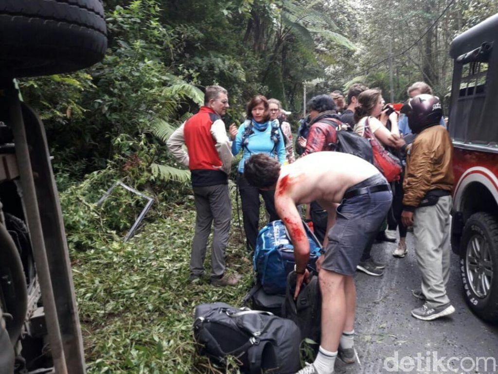 Minibus Terguling di Jalur Wisata Kawah Ijen, Beberapa WNA Luka Minibus Terguling di Jalur Wisata Kawah Ijen, Beberapa WNA Luka