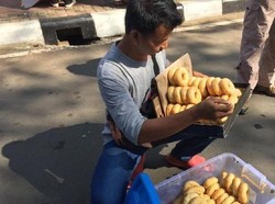 Donat Kampung Juga Dijajakan di Warung dan Sepeda