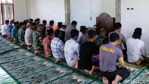 Warga Mesuji Laksanakan Salat Jumat