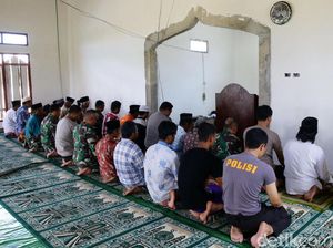 Warga Mesuji Laksanakan Salat Jumat Warga Mesuji Laksanakan Salat Jumat