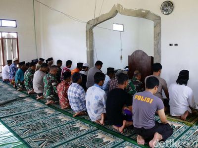 Warga Mesuji Laksanakan Salat Jumat