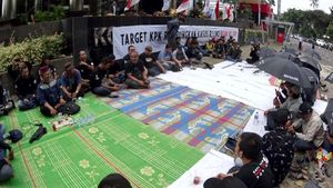 Pekerja JICT Doa Bersama di Depan KPK