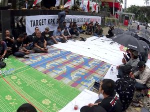 Pekerja JICT Doa Bersama di Depan KPK