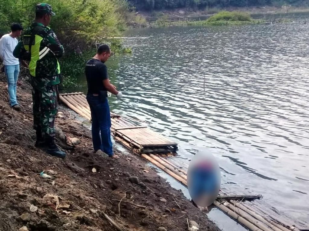 Jasad Sri dengan Luka Lebam Ditemukan Mengambang di Sungai Citarum Jasad Sri dengan Luka Lebam Ditemukan Mengambang di Sungai Citarum
