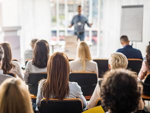 Pidato Persuasif: Pengertian, Tujuan, Struktur, dan Contoh Teksnya