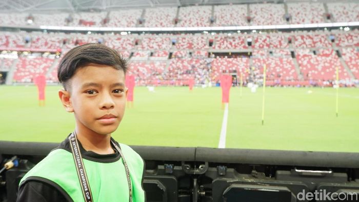 Firman Abdullah, ball boy di latihan resmi Tottenham Hotspur pada ajang International Champions Cup. (Foto: Rifqi Ardito/detikcom) Firman Abdullah, ball boy di latihan resmi Tottenham Hotspur pada ajang International Champions Cup. (Foto: Rifqi Ardito/detikcom)