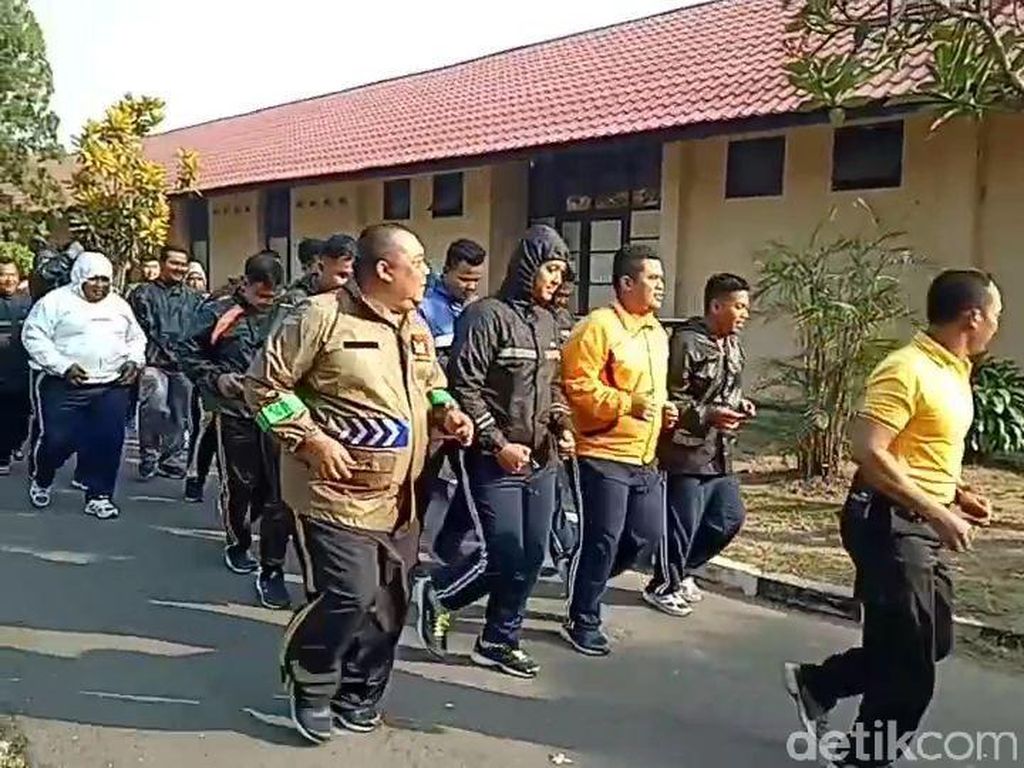 Polisi Gemuk Dilatih Turunkan Berat Badan, Ada yang Berbobot Lebih 90 Kg Polisi Gemuk Dilatih Turunkan Berat Badan, Ada yang Berbobot Lebih 90 Kg