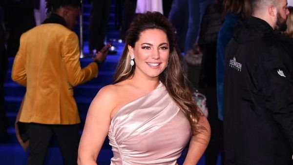 Foto: Artis Seksi yang Terima Kasih Pada Dadanya Karena Bikin Dia Populer