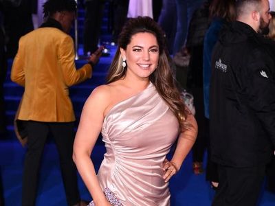 Foto: Artis Seksi yang Terima Kasih Pada Dadanya Karena Bikin Dia Populer