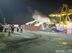 Kontainer yang Tertimpa Crane di Pelabuhan Semarang Terbakar