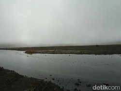 Selain Erupsi, Bromo Juga Diguyur Limpasan Hujan di Lautan Pasir