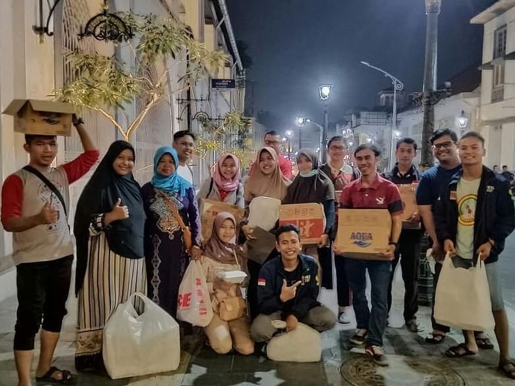 Salut! Komunitas Berbagi Nasi Ini Bagikan Makanan Gratis Salut! Komunitas Berbagi Nasi Ini Bagikan Makanan Gratis