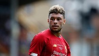 Alex Oxlade-Chamberlain juga kesulitan mendapat tempat di skuad utama Liverpool. Malah kerap diplot sebagai gelandang tengah, bukan sebagai winger (Action Images via Reuters/Ed Sykes)