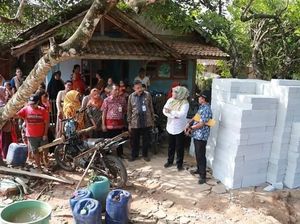 Bupati Pandeglang Kirim Bantuan untuk Rumah Guru Honorer yang Tinggal di WC Bupati Pandeglang Kirim Bantuan untuk Rumah Guru Honorer yang Tinggal di WC