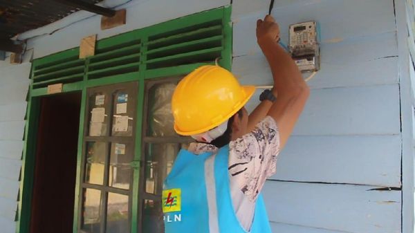 Pegawai BUMN Urunan Bantu Warga Belitung Dapat Pasokan Listrik