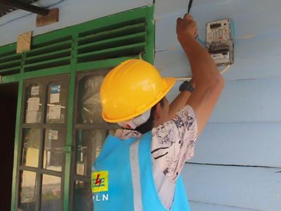 Pegawai BUMN Urunan Bantu Warga Belitung Dapat Pasokan Listrik