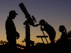 Seru! di Kafe Ini Bisa Makan Sambil Memandang Bintang Lewat Teleskop Seru! di Kafe Ini Bisa Makan Sambil Memandang Bintang Lewat Teleskop