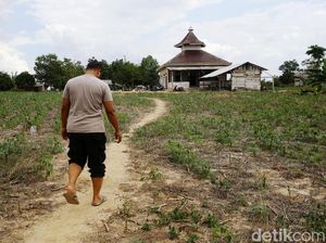 Warga dan TNI-Polri Salat Jumat Bersama di Mesuji