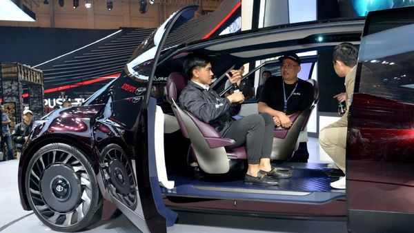 Kaesang Lihat Mobil Futuristic Toyota