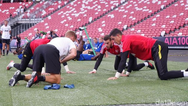 Pemain MU berlatih di National Stadium, Singapura, Jumat (19/7/2019)