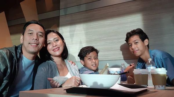 Tampil Awet Muda Saat Konser Reuni, Ini Serunya Pongki Jikustik Saat Kulineran