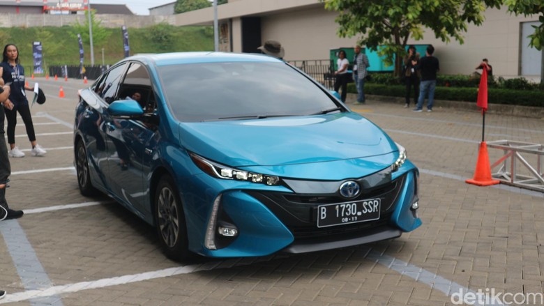 Toyota Prius Plug-in Hybrid Electric Vehicle. Foto: Dadan Kuswaraharja Toyota Prius Plug-in Hybrid Electric Vehicle. Foto: Dadan Kuswaraharja