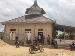 Polisi-TNI Salat Jumat Bersama Warga di Masjid Dekat Lokasi Bentrok Mesuji Polisi-TNI Salat Jumat Bersama Warga di Masjid Dekat Lokasi Bentrok Mesuji