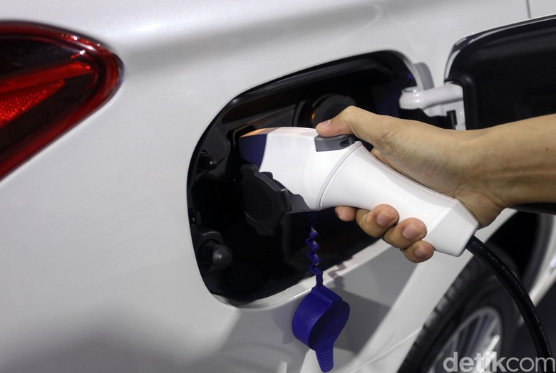 Mitsubishi memperkenalkan mobil ramah lingkungan mereka di arena GIIAS 2019. Mobil itu adalah Mitsubishi Outlander PHEV. Penasaran? Yuk, lihat.