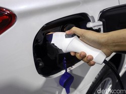 Outlander PHEV Jawaban Mobil Listrik Indonesia Saat Ini?