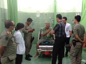 Diduga Depresi, Bule Australia Dibawa Satpol PP ke RS Sanglah Bali Diduga Depresi, Bule Australia Dibawa Satpol PP ke RS Sanglah Bali