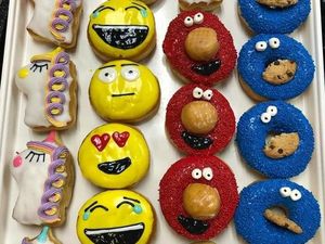 Warna-Warni Donat Bentuk Nanas hingga Elmo yang Empuk Menggemaskan Warna-Warni Donat Bentuk Nanas hingga Elmo yang Empuk Menggemaskan