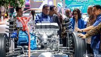 Menperin Airlangga Periksa Jeroan Mitsubishi Outlander PHEV