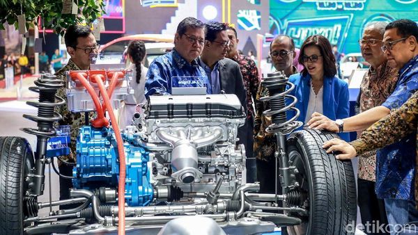 Menperin Airlangga Periksa Jeroan Mitsubishi Outlander PHEV