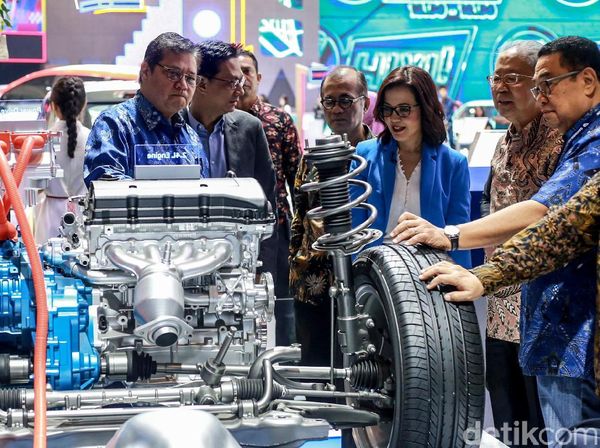 Menperin Airlangga Periksa Jeroan Mitsubishi Outlander PHEV