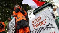 Demo Tolak Impor Sampah di Depan Dubes AS